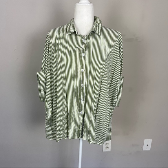 BUTTON UP OVERSIZED STRIPED SHORT SLEEVE TOP IN WHITE AND GREEN SIZE SMALL - Picture 7 of 16